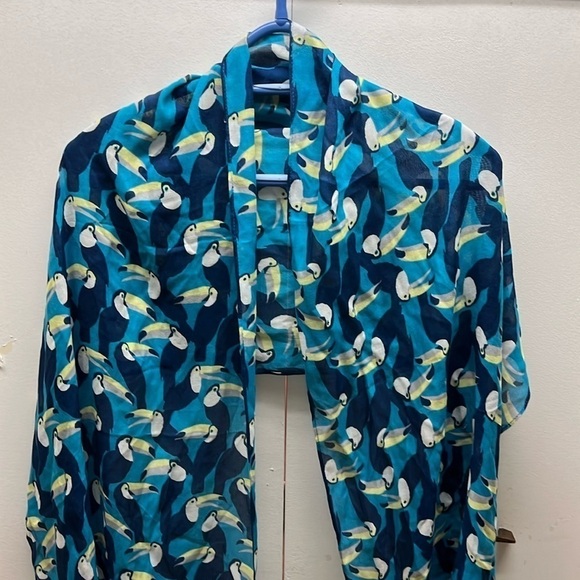 Toucan, bird scarf, lightweight, frayed edging - Picture 1 of 3
